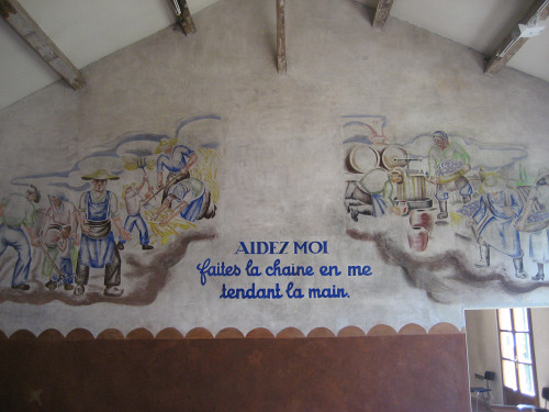 Les Milles, 2008, Wandgemälde mit einem Zitat des Marschall Pétain: »Helft mir – Bildet eine Kette, indem ihr meine Hand ergreift«, Stiftung Denkmal