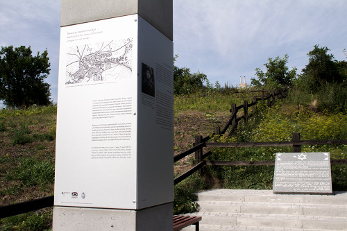 Ostroschez, 2015, Informationsstele vor dem Denkmal, Anna Voitenko