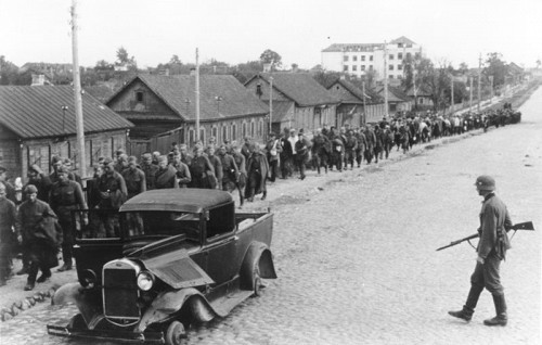 Minsk, 2. Juli 1941, Sowjetische Kriegsgefangene unter deutscher Bewachung, Bundesarchiv, Bild 146-1982-077-11