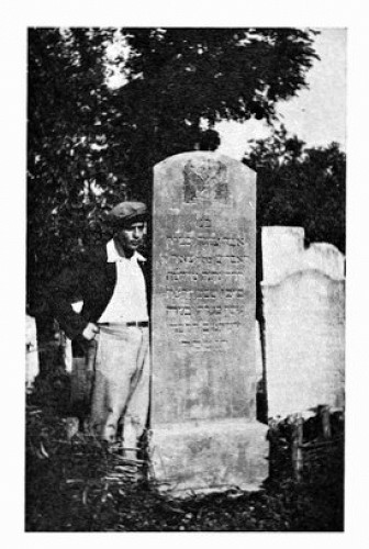 Busk, o.D., Sohn neben dem Grab seines Vaters im krieg ermordeten Vaters, Yizkor Buch