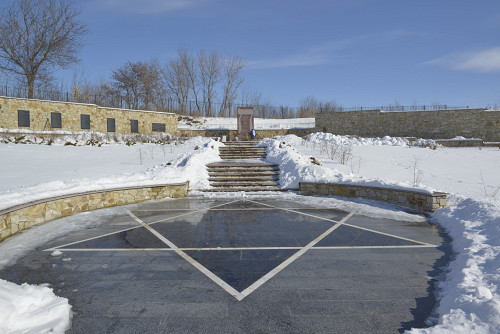 Chaschtschuwate, 2016, Platz vor dem neuen Denkmal, Efim Marmer