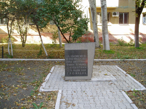 Cherson, 2005, Denkmal vor der Brauerei, I. A. Panitsch