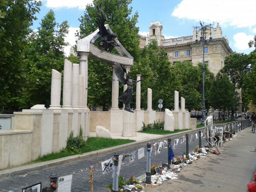 Budapest, 2015, Ansicht des Denkmals mit Elementen des »Lebendigen Denkmals« der Denkmalgegner, Stiftung Denkmal