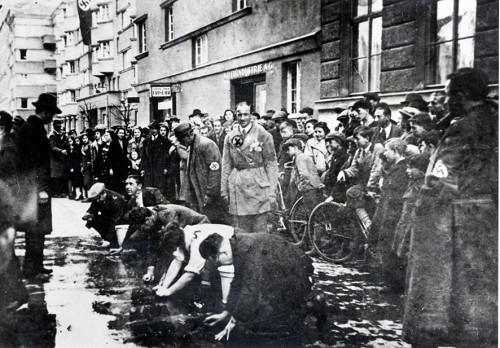 Wien, März 1938, NSDAP-Angehörige zwingen Juden, mit der Hand politische Parolen von der Straße zu reiben, Dokumentationsarchiv des österreichischen Widerstandes