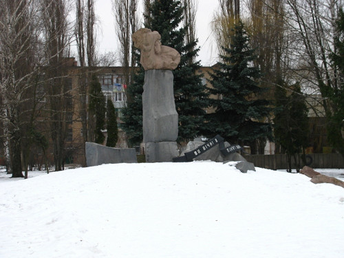 Pryluky, 2012, Denkmal am Massenerschießungsort hinter dem Gefängnis, jewua.org, Chaim Buryak 