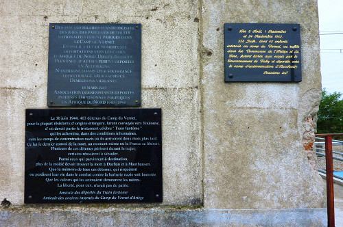 Le Vernet, 2012, Gedenktafeln am Bahnhofsgebäude, Thierry Llansades