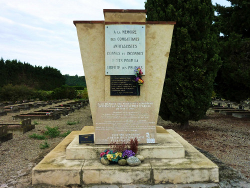 Le Vernet, 2012, Denkmal am Lagerfriedhof, Thierry Llansades