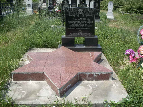 Slawuta, 2013, 2000 eingerichtetes Massengrab ermordeter Juden auf dem jüdischen Friedhof, Jewgennij Schnajder