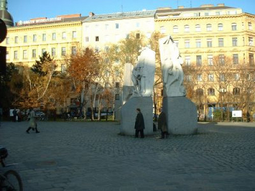 Wien, 2003, Skulpturen »Tor der Gewalt«, Verein zur Erforschung nationalsozialistischer Gewaltverbrechen und ihrer Aufarbeitung Wien, Claudia Kuretsidis-Haider