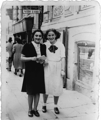 Czernowitz, 1940, Selma Meerbaum-Eisinger (rechts) und ihre Freundin Else Schächter beim Spaziergang im Mai 1940, Margit Bartfeld-Feller, Tel Aviv