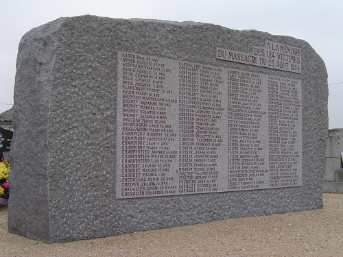 Maillé, 2005, Denkmal mit den Namen der Opfer am Friedhof, Maison du Souvenir