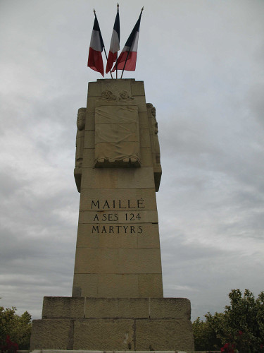 Maillé, 2014, Denkmal an der Landstraße, Maison du Souvenir
