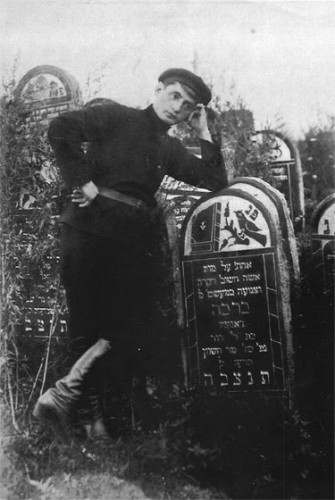 Mir, o.D., Dovid Danzig am Grab seiner Mutter auf dem alten Friedhof in Mir, http://pages.uoregon.edu/rkimble/Mirweb/MirSiteMap.html