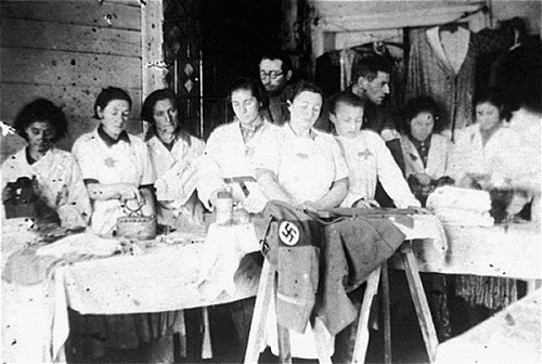Glubokoje, 1941-1943, Jüdische Frauen bügeln deutsche Uniformen im Ghetto, www.jewishgen.org/yizkor/Hlybokaye/Hlybokaye.html