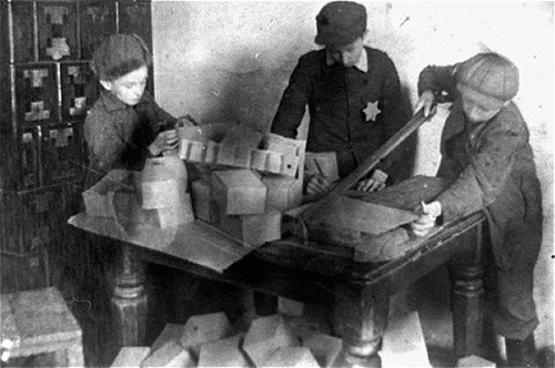 Glubokoje, 1941-1943, Jüdische Kinder stellen im Ghetto Kartons her, www.jewishgen.org/yizkor/Hlybokaye/Hlybokaye.html