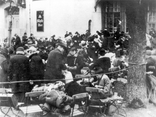 Breslau, wahrscheinlich Ende November 1941, Juden in einem als »Endsammelstelle« genutzten Biergarten am Schießwerder vor ihrer Deportation vom nahegelegenen Odertorbahnhof aus, Yad Vashem