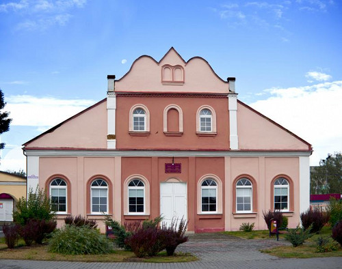 Iwje, o.D., Im Gebäude einer ehemaligen Großen Synagoge ist heute ein Sportverein beheimatet, jewish-tour.com