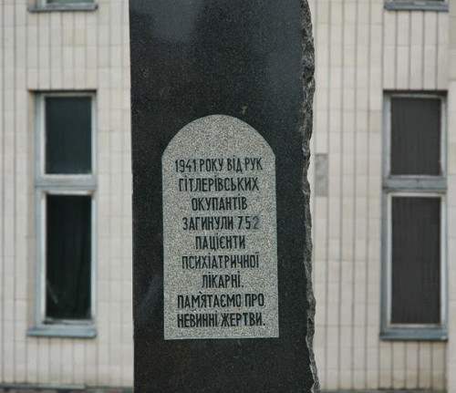 Kiew, 2008, Inschrift auf dem Denkmal für die ermordeten Patienten, Elena Kuzmin