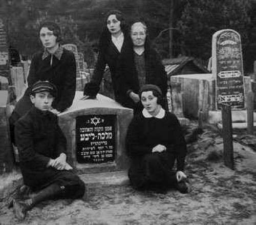 Wilejka, um 1930, Eine Familie auf dem jüdischen Friedhof, Fotograf: Boris Berman