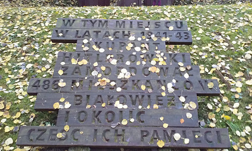 Bei Podolany, o.D., Inschrift des Denkmals an der ehemaligen Erschießungsstelle, www.jewish-bialowieza.pl