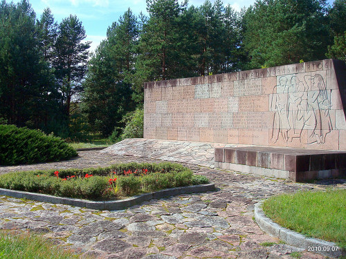 Pirčiupiai, 2014, Gedenkmauer mit den Namen der Opfer des Massakers, VietovesLt