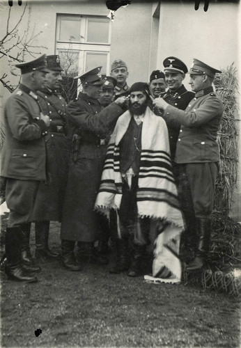 Warta, vermutlich Herbst 1939, Der Rabbinersohn Hersz Laskowski wird von Männern in deutscher Uniform gedemütigt, Instytut Pamięci Narodowej, Warszawa
