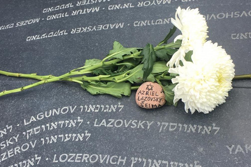 Jurburg, 2019, Blumen erinnern an eine jüdische Familie am Tag der Eröffnung des Denkmals, Elke Bredereck