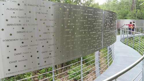 Biržai, 2019, Ansicht des Denkmals mit den Namen von 522 Opfern, lzb.lt
