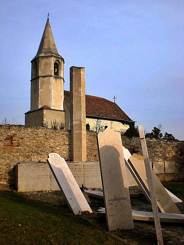 Balf, 2010, Ansicht des Denkmals mit der Burgkirche und dem Obelisk aus dem Jahr 1948, Erzsébet Szabolcs
