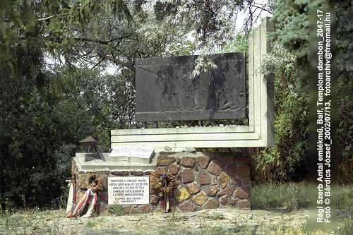 Balf, 2002, Das später zerstörte Denkmal aus dem Jahr 1968, József Bárdics
