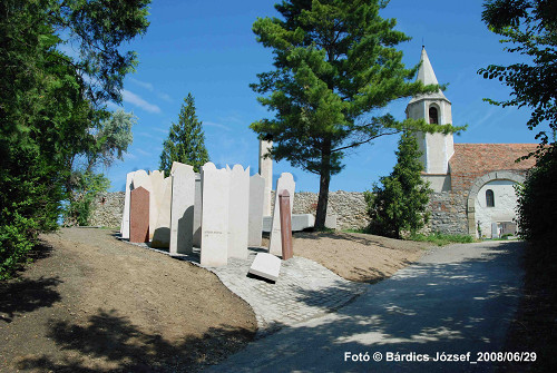 Balf, 2008, Ansicht des Denkmals mit Burgkirche, József Bárdics
