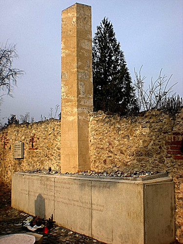 Balf, 2010, Das 1948 errichtete Denkmal, Erzsébet Szabolcs 
