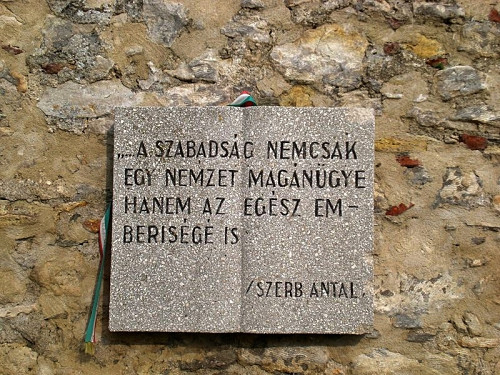 Balf, 2010, Gedenktafel beim Denkmal mit einem Zitat von Antal Szerb, Erzsébet Szabolcs
