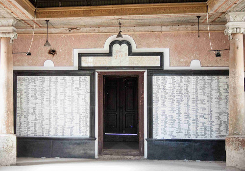 Mátészalka, 2016, Gedenktafel mit den Namen Ermordeter in der Synagoge, Wikipedia Commons, gemeinfrei, Szilas