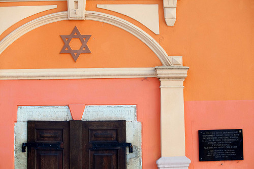 Mátészalka, 2013, Detailansicht der Synagogenfassade mit der inzwischen ersetzten Gedenktafel, Krisztián Bócsi