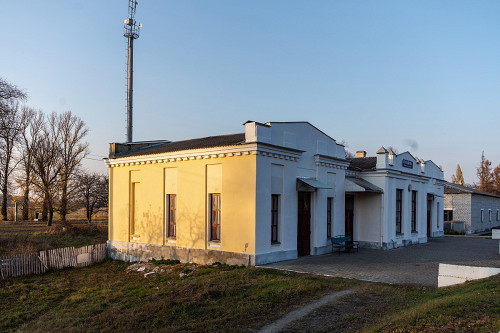 Kolodjanka, 2019, Bahnhofsgebäude, dahinter die ehemalige Erschießungsstätte mit dem Denkmal, Stiftung Denkmal, Anna Voitenko