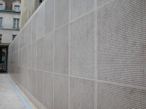 Paris, 2005, Mauer mit den Namen von 76.000 deportierten französischen Juden, Centre de Documentation Juive Contemporaine