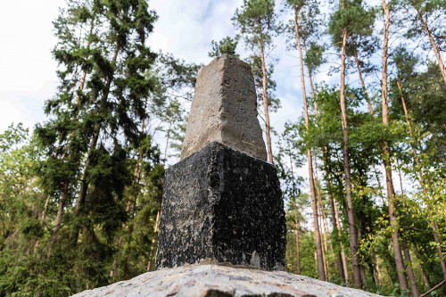 Wachniwka, 2019, Alter Obelisk aus der Nachkriegszeit am Massengrab im Wald, Stiftung Denkmal, Anna Voitenko