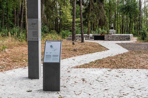 Wachniwka, 2019, Gesamtansicht der Denkmalanlage im Wald, Stiftung Denkmal, Anna Voitenko