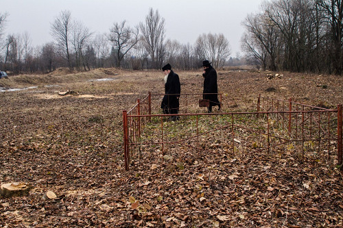 Wachniwka, 2016, Das umzäunte Massengrab auf dem jüdischen Friedhof vor dem Bau des neuen Denkmals, Stiftung Denkmal, Anna Voitenko