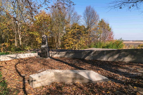 Plyskiw, 2019, Obelisk im Wald aus sowjetischer Zeit und Elemente der neuen Denkmalanlage, Stiftung Denkmal, Anna Voitenko