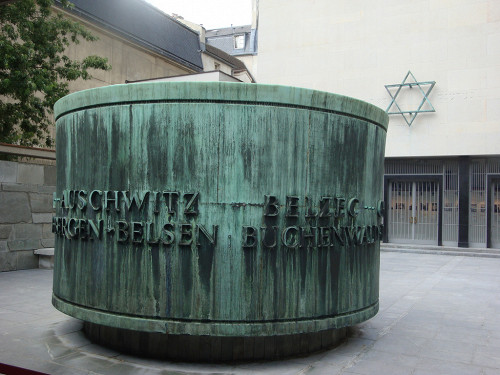 Paris, 2009, Denkmal im Hof mit den Namen von Konzentrationslagern, Pierre Mondain-Monval