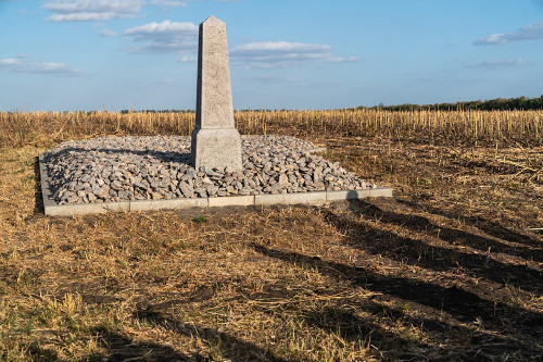 Samhorodok, 2019, Obelisk aus der Nachkriegszeit und neue Bedeckung des Massengrabs, Stiftung Denkmal, Anna Voitenko