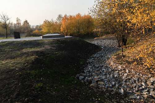 Chashyn, 2019, Steine markieren die Umrisse des Massengrabs, Stiftung Denkmal, Anna Voitenko
