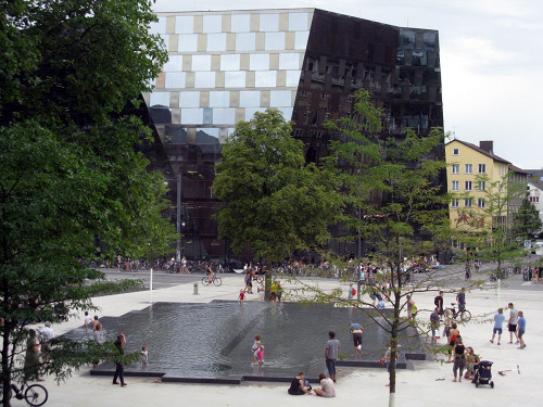 Freiburg, 2017, Platz der Alten Synagoge mit dem Neubau der Univeritätsbibliothek, Andreas Schwarzkopf