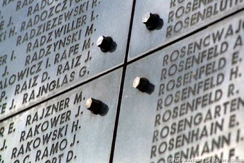 Brüssel, o.D., Im Innenraum des Denkmals gezeigte Namen der Opfer, Florida Center for Instructional Technology