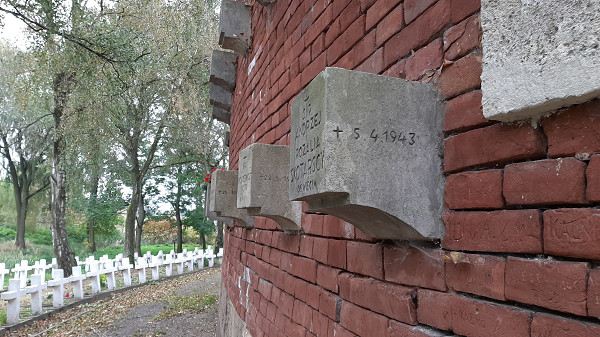 Zamość, 2021, Namen von ermordeten Polen an der Außenmauer, Stiftung Denkmal