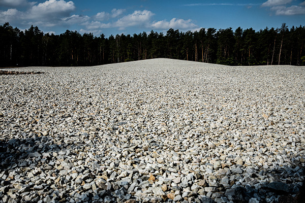 Sobibor, 2020, Das mit Kies bedeckte Gelände der Massengräber, Państwowe Muzeum na Majdanku
