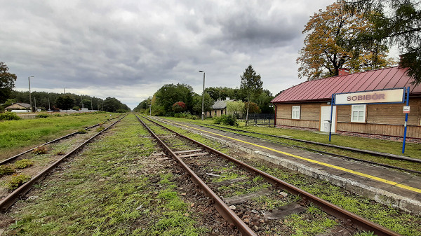 Sobibor, 2021, Bahnhof des Dorfes Sobibór außerhalb des ehemaligen Lagergeländes, Stiftung Denkmal