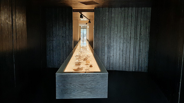 Sobibor, 2021, Vitrine mit persönlichen Gegenständen in der Dauerausstellung, Stiftung Denkmal